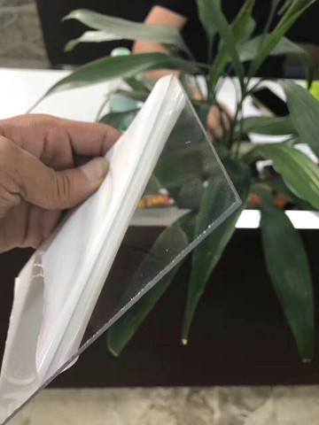 拱形屋頂采光帶老化變黃的原因與防護方案