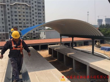 全鋼結構連跨拱形屋頂的施工與安裝